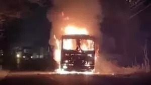 कोयले से भरे चलते ट्रक में अचानक लगी आग, चालक ने कूदकर बचाई जान कोयले से भरे चलते ट्रक में अचानक लगी आग, चालक ने कूदकर बचाई जान