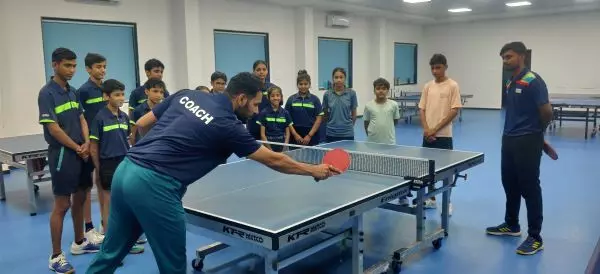 एन आई एस डिप्लोमा ट्रेनी सीखा रहे है हमारे खिलाड़ियो को टेबल टेनिस कि बारीकिया एन आई एस डिप्लोमा ट्रेनी सीखा रहे है हमारे खिलाड़ियो को टेबल टेनिस कि बारीकिया