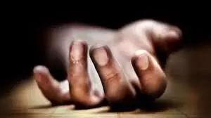 झोंपड़ी में मिली तीन दिन पुरानी लाश, फैली सनसनी झोंपड़ी में मिली तीन दिन पुरानी लाश, फैली सनसनी