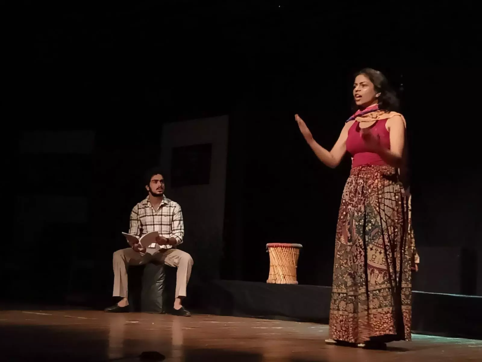 शिल्पग्राम में नाटक ‘मुझे अमृता चाहिए’ का मंचन शिल्पग्राम में नाटक ‘मुझे अमृता चाहिए’ का मंचन