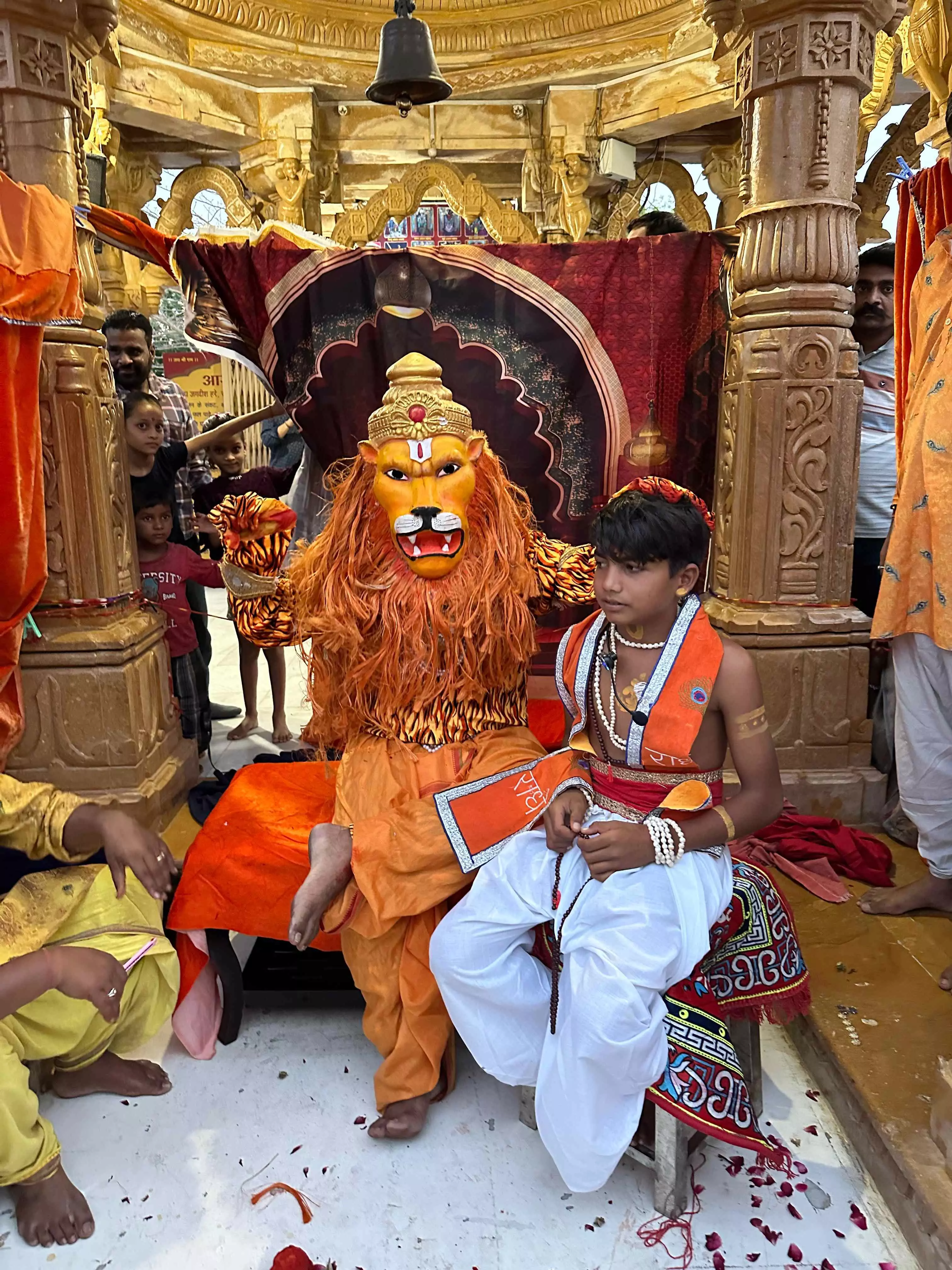 नौगांवा सांवलिया मंदिर में खम्ब फाड़ प्रकट हुए नृसिंह, जयंती महोत्सव धूमधाम से मनाया नौगांवा सांवलिया मंदिर में खम्ब फाड़ प्रकट हुए नृसिंह, जयंती महोत्सव धूमधाम से मनाया