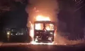 कोयले से भरे चलते ट्रक में अचानक लगी आग, चालक ने कूदकर बचाई जान