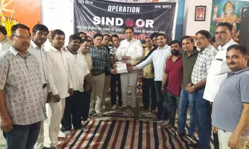 सब्जी मंडी प्रवेश द्वार के नवीनीकरण की मांग को लेकर विधायक कृपलानी को सौंपा ज्ञापन