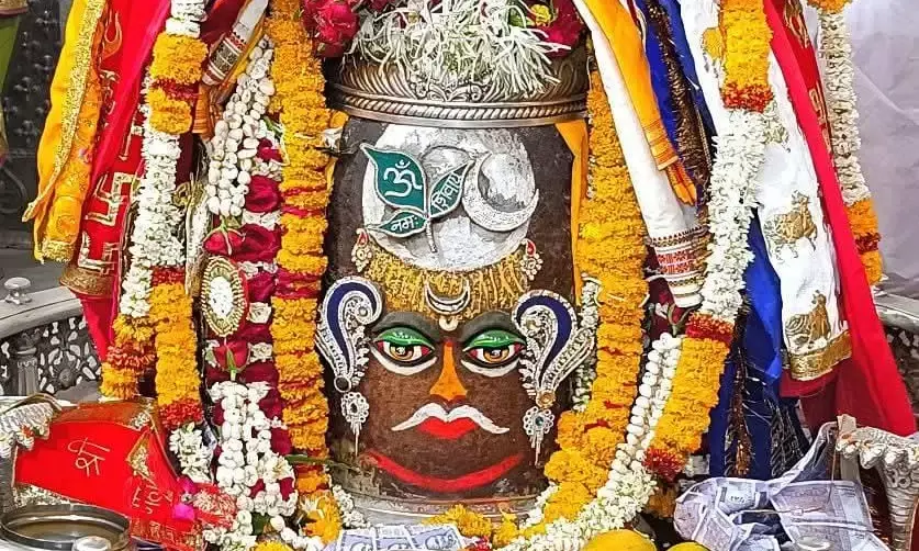मस्तक पर बेलपत्र और चंद्रमा लगाकर सजे बाबा महाकाल, फिर रमाई गई भस्म