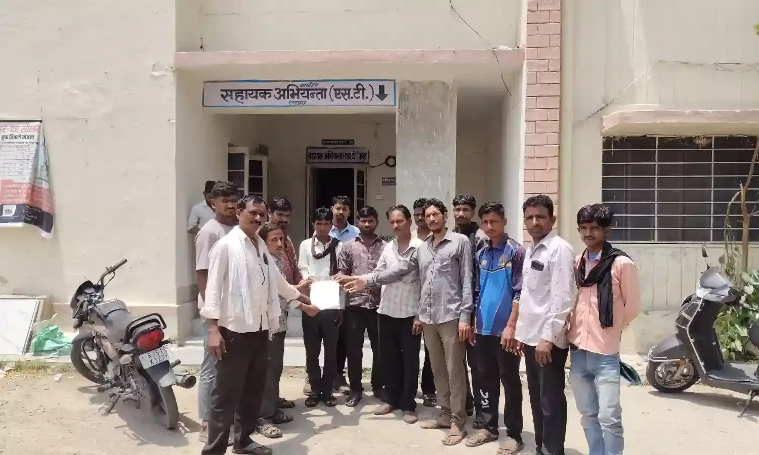 ज्ञापन में छलका विद्युत संविदाकर्मियों का दर्द कहा :11 केवी व एलटी लाइन के कार्य के साथ रीडिंग का अतिरिक्त कार्य करवाया जा रहा ज्ञापन में छलका विद्युत संविदाकर्मियों का दर्द कहा :11 केवी व एलटी लाइन के कार्य के साथ रीडिंग का अतिरिक्त कार्य करवाया जा रहा