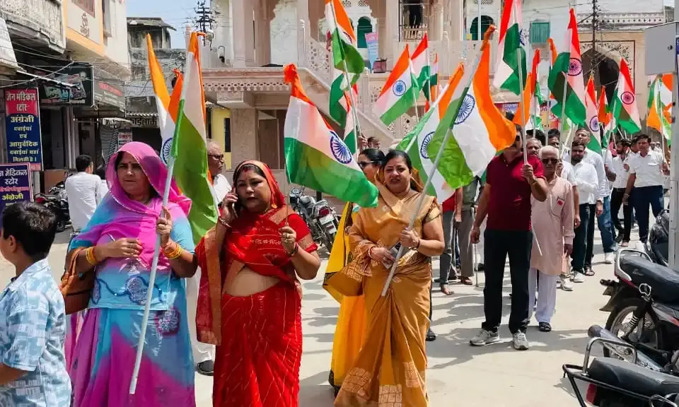 सैनिकों के सम्मान में तिरंगा यात्रा संपन्न