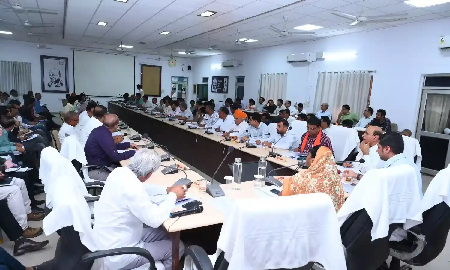 जनप्रतिनिधियों से समन्वय रखते हुए लंबित विकास कार्यों व प्रकरणों का अधिकारी त्वरित करे निस्तारण - जिला कलक्टर जनप्रतिनिधियों से समन्वय रखते हुए लंबित विकास कार्यों व प्रकरणों का अधिकारी त्वरित करे निस्तारण - जिला कलक्टर