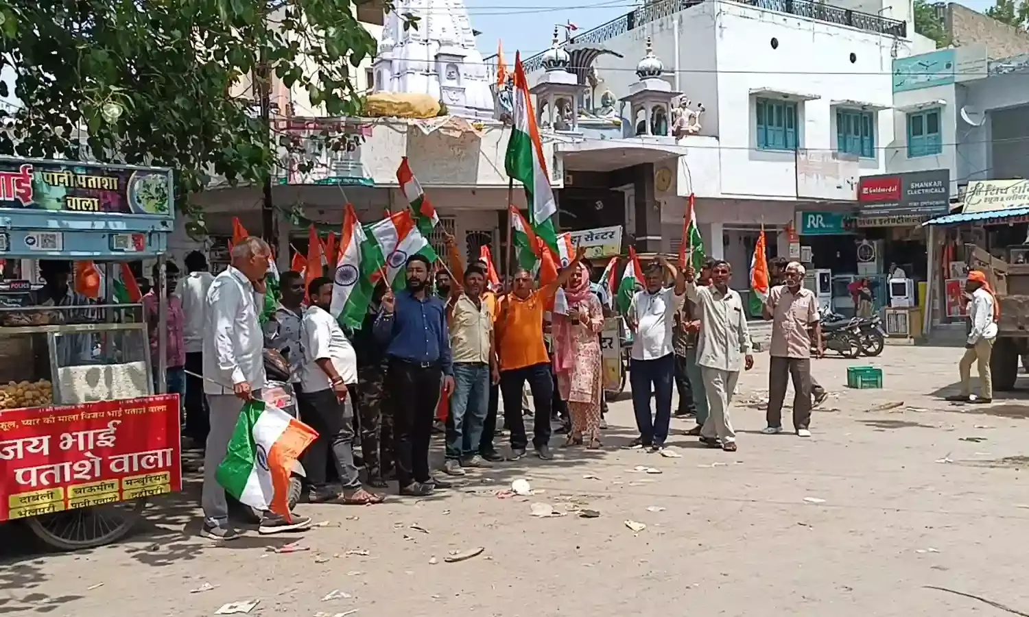 भारतीय सेना के सम्मान में भव्य तिरंगा यात्रा का आयोजन