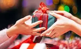 इन चीजों को भूलकर भी ना करें गिफ्ट , वरना बढ़ सकती है परेशानियां