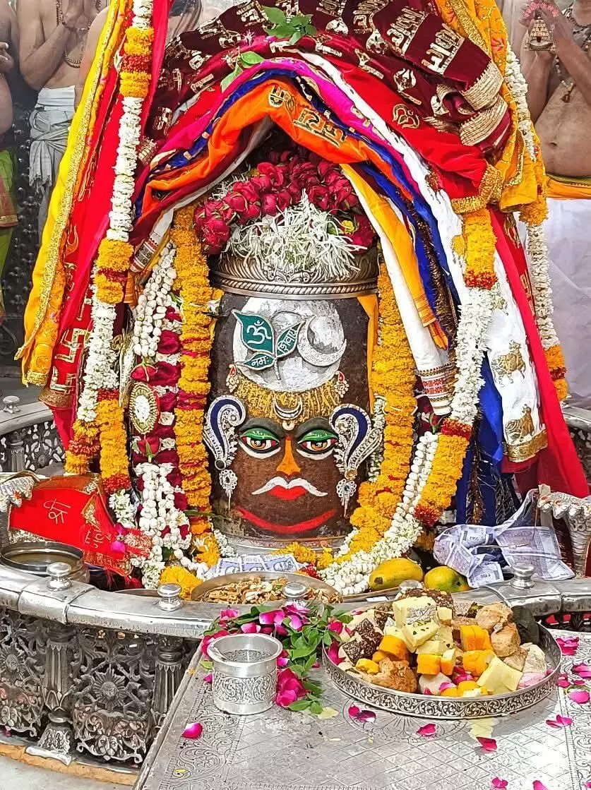 मस्तक पर बेलपत्र और चंद्रमा लगाकर सजे बाबा महाकाल, फिर रमाई गई भस्म