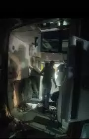 इंदौर से राजकोट जा रही बस अनियंत्रित होकर पलटी, मौके पर तीन की मौत, 13 यात्री घायल