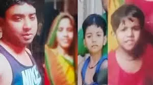 दंपती और दो बेटियों की घर में में मिली लाशें, फैली सनसनी दंपती और दो बेटियों की घर में में मिली लाशें, फैली सनसनी