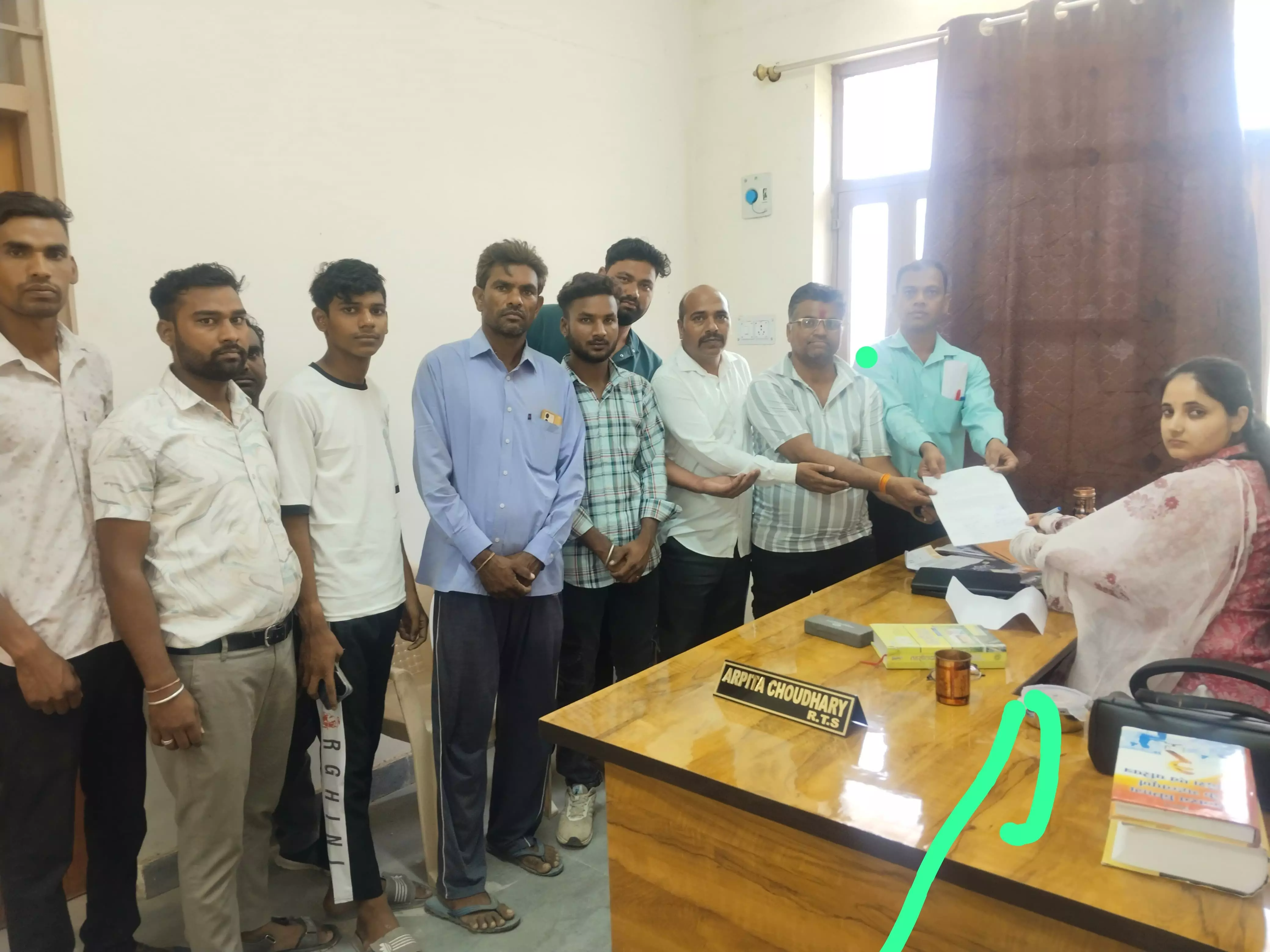 अधूरी सड़क छोड़ भुला ठेकेदार, ठेकेदार को ब्लैकलिस्टेड करने की ग्रामीणों ने की मांग, सौंपा ज्ञापन अधूरी सड़क छोड़ भुला ठेकेदार, ठेकेदार को ब्लैकलिस्टेड करने की ग्रामीणों ने की मांग, सौंपा ज्ञापन