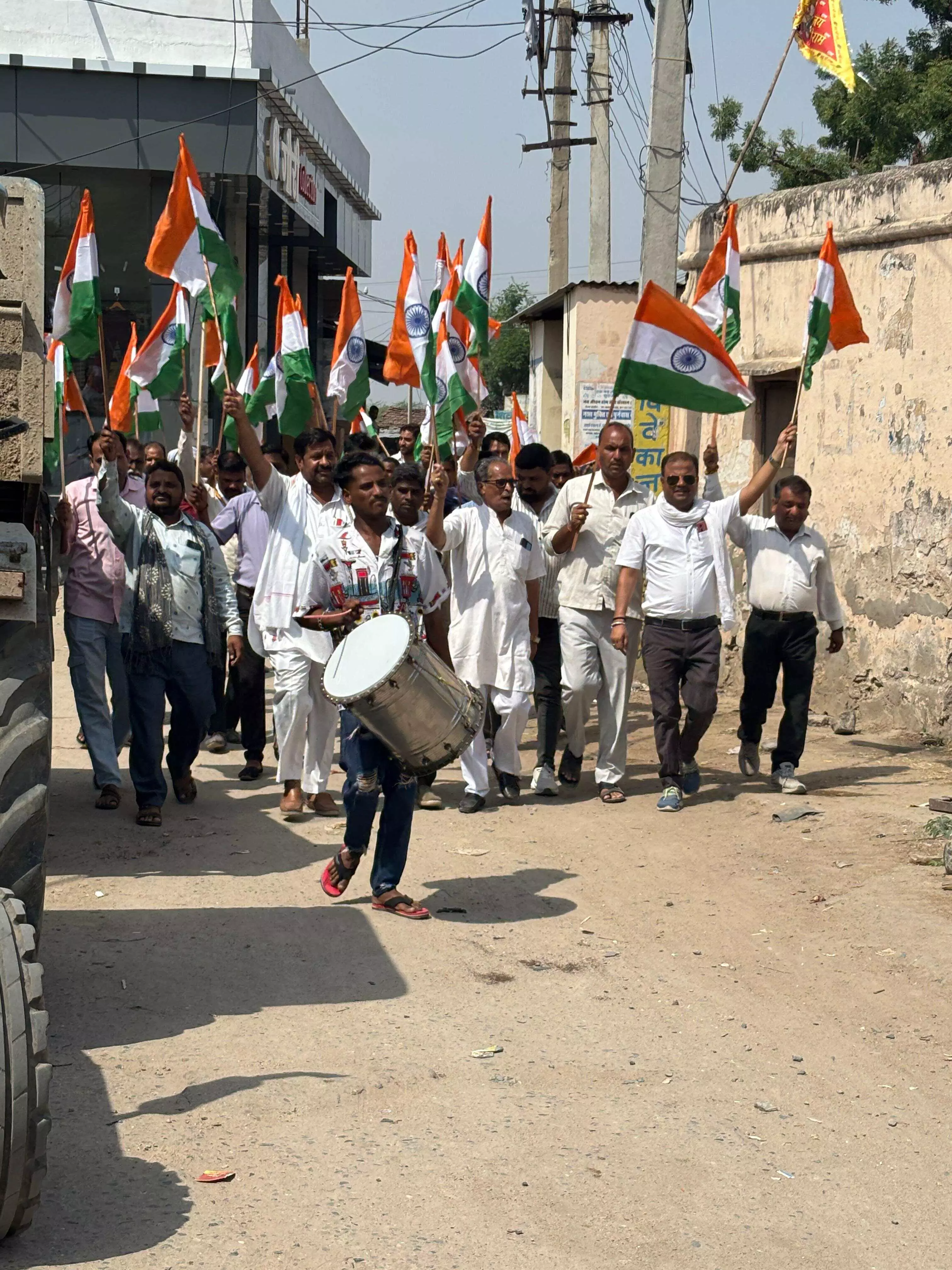 भारतीय सेना के सम्मान में तिरंगा यात्रा निकाली