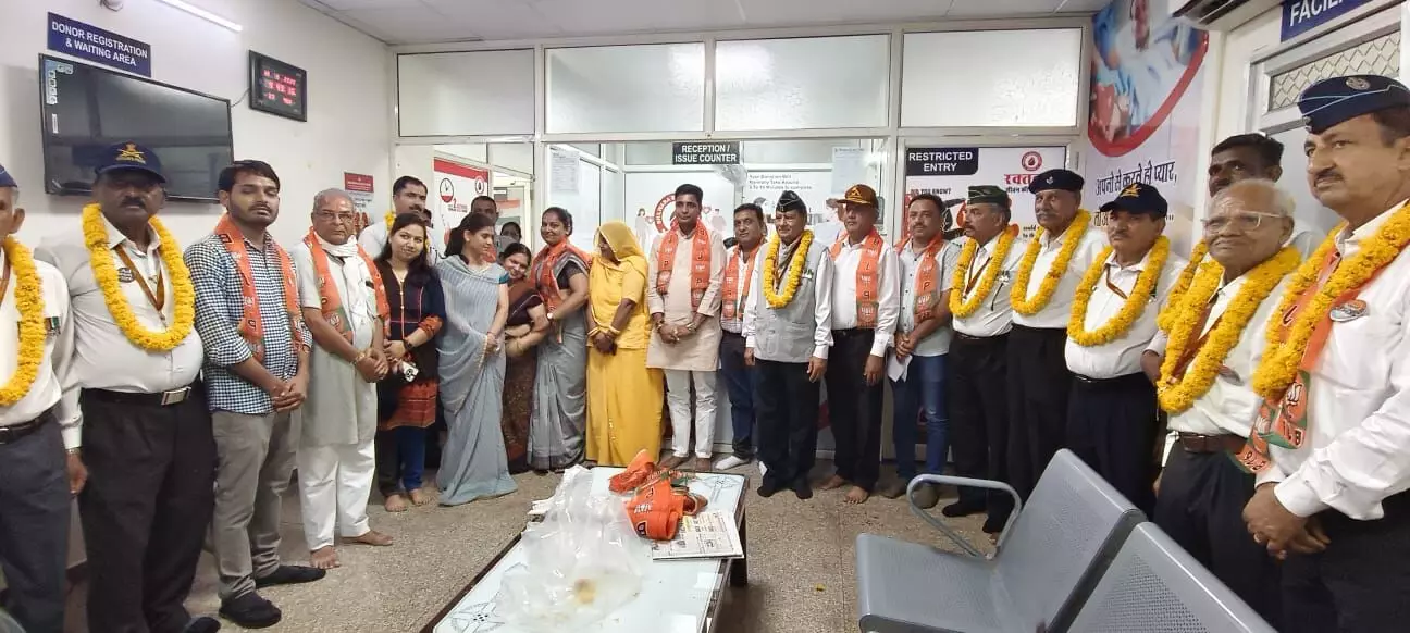 सैनिकों व आमजन के लिए रक्त समर्पण एवं सैनिकों का सम्मान समारोह आयोजित किया सैनिकों व आमजन के लिए रक्त समर्पण एवं सैनिकों का सम्मान समारोह आयोजित किया