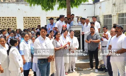 भीलवाड़ा- नर्सेज ने राष्ट्रगान गाकर मनाया नर्सेज दिवस, वीर सैनिकों को किया समर्पित भीलवाड़ा- नर्सेज ने राष्ट्रगान गाकर मनाया नर्सेज दिवस, वीर सैनिकों को किया समर्पित