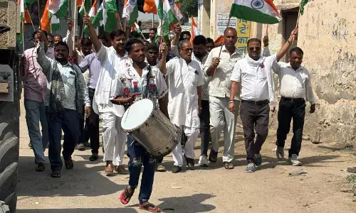 भारतीय सेना के सम्मान में तिरंगा यात्रा निकाली