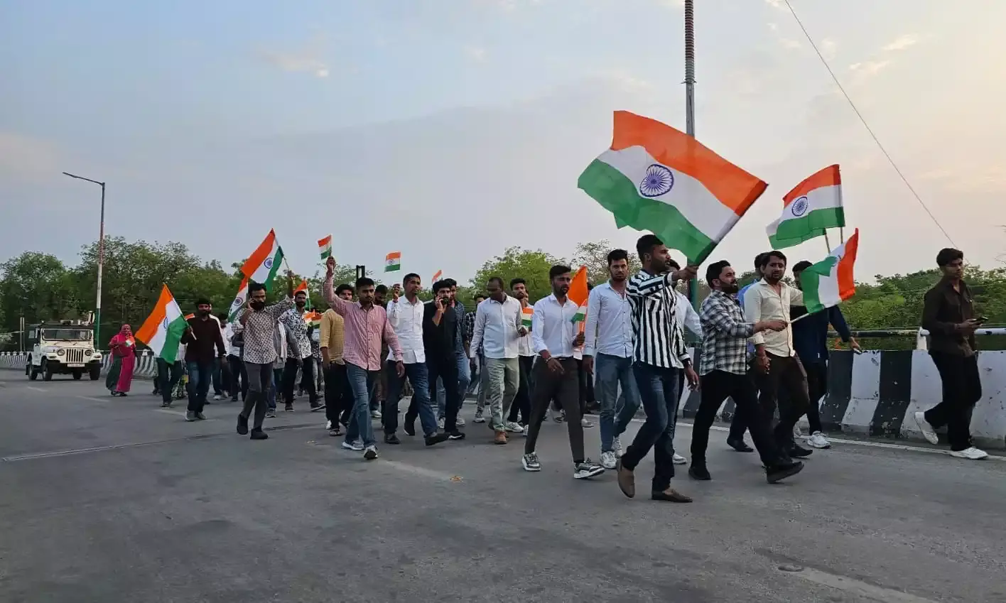 भारतीय सेना के सम्मान में एनएसयूआई ने निकाली तिरंगा यात्रा