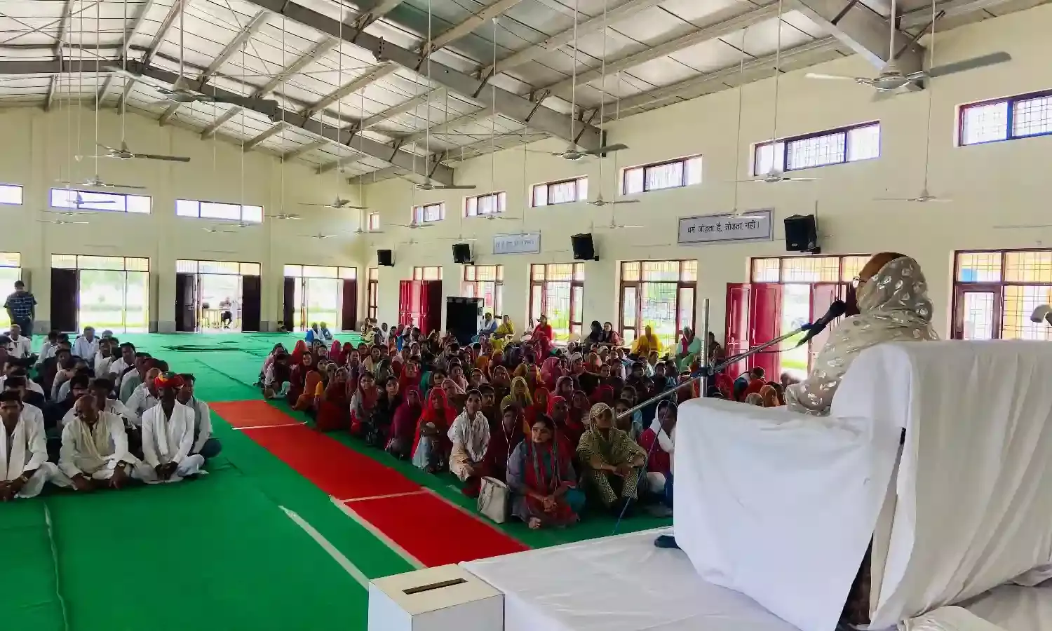 हर पल में निरंकार के प्रति समर्पित होकर जीवन जीयें हर पल में निरंकार के प्रति समर्पित होकर जीवन जीयें