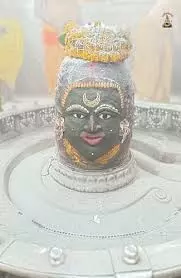 भांग से श्रृंगार और मस्तक पर चंद्रमा लगाकर सजे बाबा महाकाल भांग से श्रृंगार और मस्तक पर चंद्रमा लगाकर सजे बाबा महाकाल