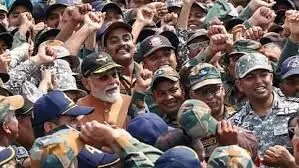 ऑपरेशन सिंदूर के बाद सैनिकों के बीच पहुंचे PM मोदी,आदमपुर एयरबेस पर बहादुर जवानों से बातचीत की