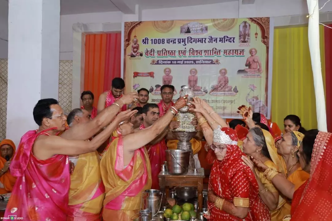 विश्व शांति महा महायज्ञ में 72 इंद्र-इंद्राणी जोड़े ने यज्ञ में दी आहुतियां विश्व शांति महा महायज्ञ में 72 इंद्र-इंद्राणी जोड़े ने यज्ञ में दी आहुतियां