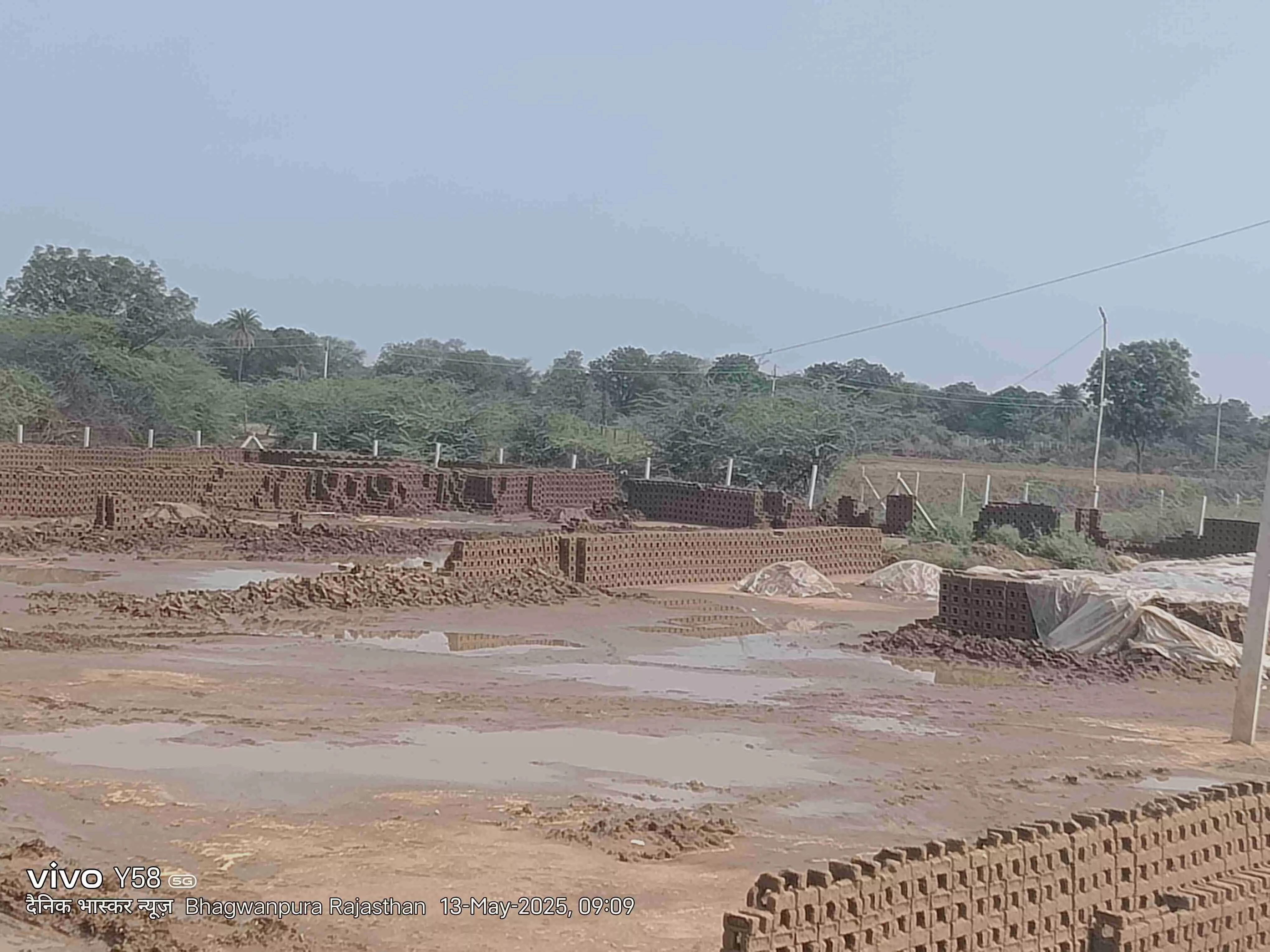 भगवानपुरा में बारिश से कच्ची ईंटें हुई खराब:50 से ज्यादा ईंट भट्ठों में लाखों का नुकसान भगवानपुरा में बारिश से कच्ची ईंटें हुई खराब:50 से ज्यादा ईंट भट्ठों में लाखों का नुकसान