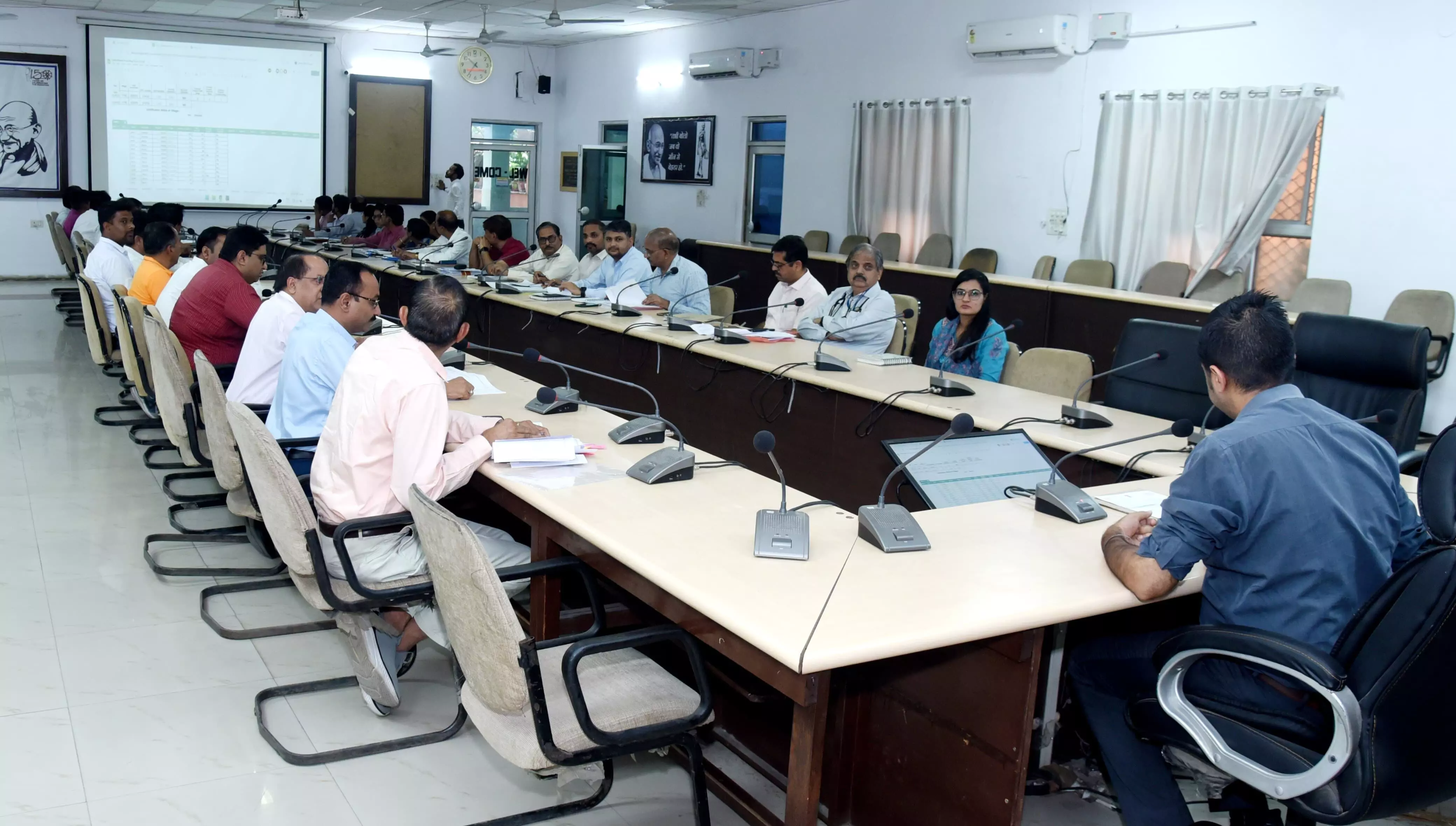 जिला कलेक्टर ने ली समीक्षा बैठक जिला कलेक्टर ने ली समीक्षा बैठक