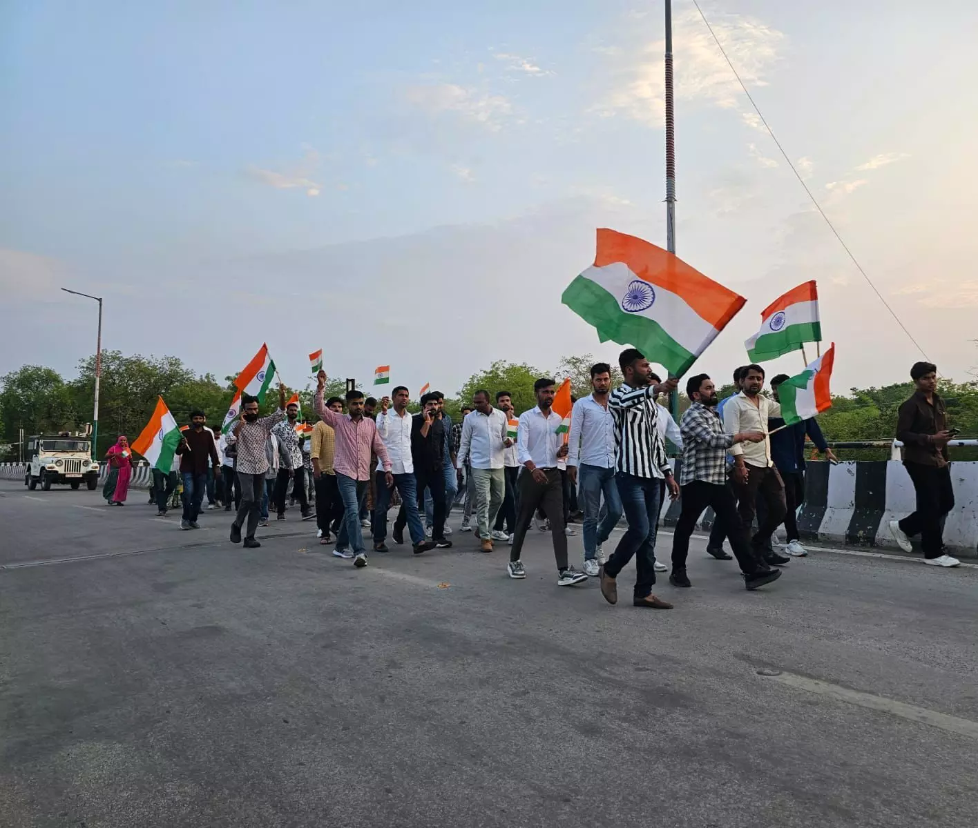 भारतीय सेना के सम्मान में एनएसयूआई ने निकाली तिरंगा यात्रा भारतीय सेना के सम्मान में एनएसयूआई ने निकाली तिरंगा यात्रा