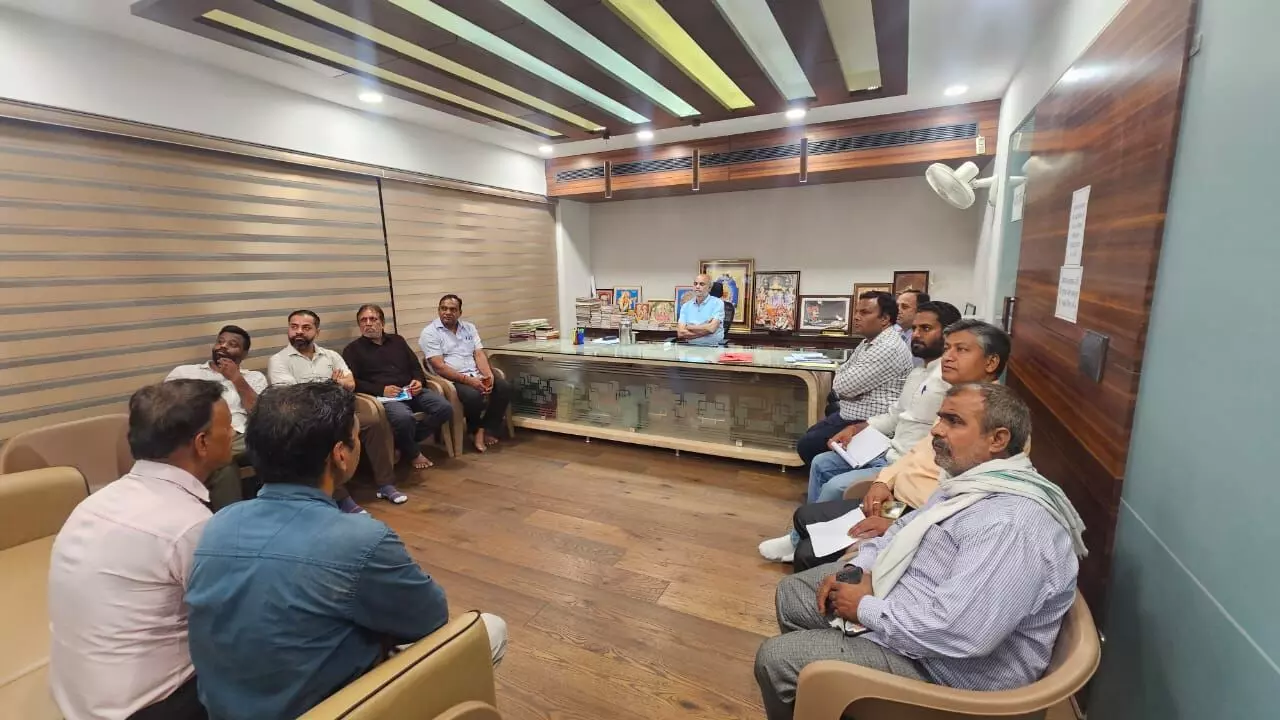 विधायक अशोक कोठारी ने टीम के साथ कार्यालय पर सुना व देखा संबोधन विधायक अशोक कोठारी ने टीम के साथ कार्यालय पर सुना व देखा संबोधन