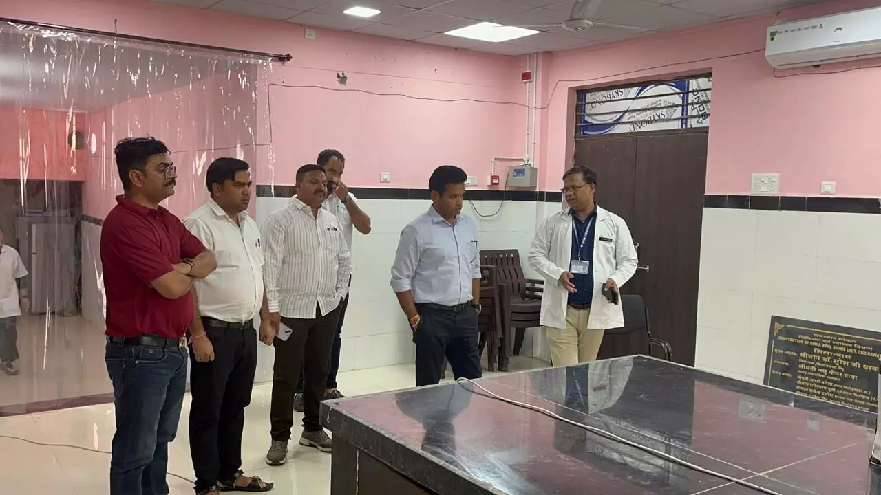 जिला कलक्टर ने रावतभाटा राजकीय उप जिला चिकित्सालय किया निरीक्षण
