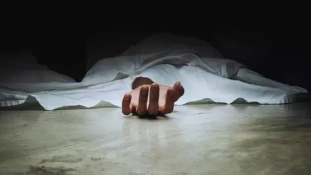 टहनियां काटते पेड़ से गिरने पर युवक की मौत टहनियां काटते पेड़ से गिरने पर युवक की मौत