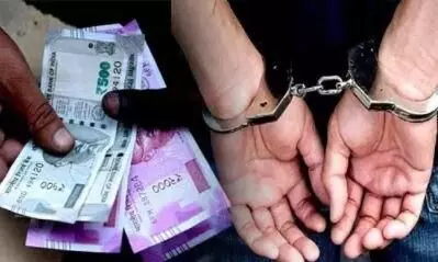 तहसीलदार और होमगार्ड 25 हजार रूपये रिश्वत लेते रंगे हाथों गिरफ्तार तहसीलदार और होमगार्ड 25 हजार रूपये रिश्वत लेते रंगे हाथों गिरफ्तार