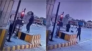 टोल नाके पर टोल टैक्स को लेकर हुआ विवाद , युवकों ने कर दी फायरिंग टोल नाके पर टोल टैक्स को लेकर हुआ विवाद , युवकों ने कर दी फायरिंग