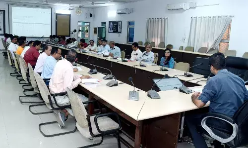 जिला कलेक्टर ने ली समीक्षा बैठक