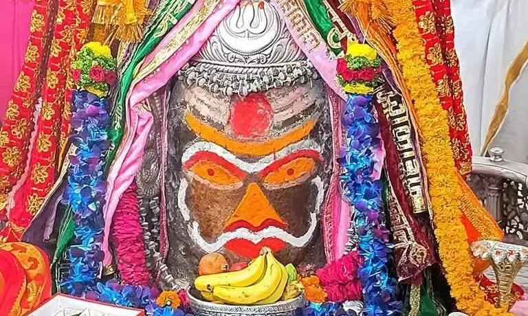 पहले पंचामृत स्नान फिर पूजन सामग्री से श्रृंगार, भस्म आरती में ऐसे सजे बाबा महाकाल