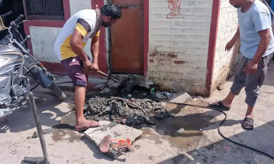 नगर परिषद के विशेष अभियान से नालियों एवं शौचालय की सफाई जारी नगर परिषद के विशेष अभियान से नालियों एवं शौचालय की सफाई जारी