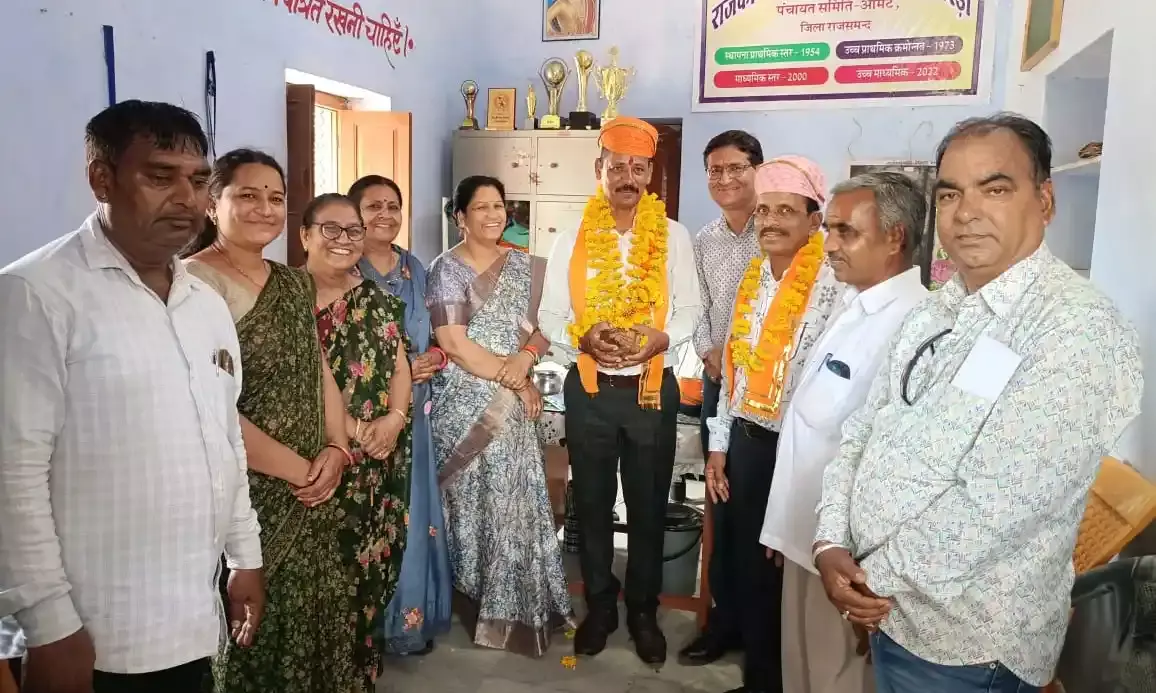 मेरडा स्कूल में मुंबई प्रवासियों ने बांधे पक्षियों के परिंडे