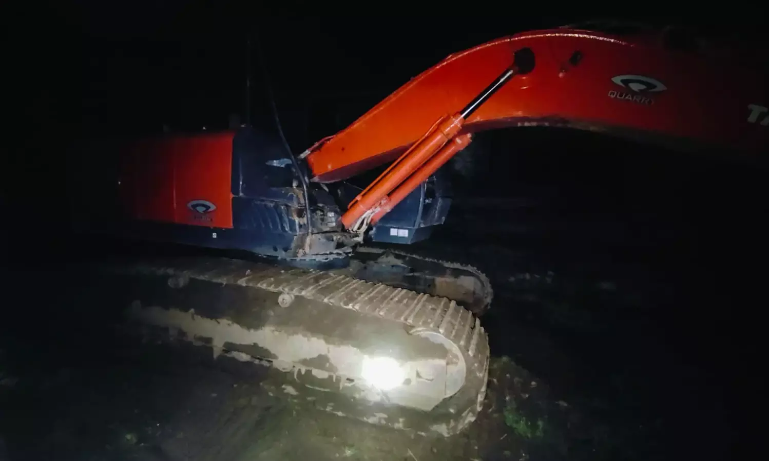 बनास नदी में अवैध बजरी खनन पर कार्रवाई, एक्सकैवेटर जब्त