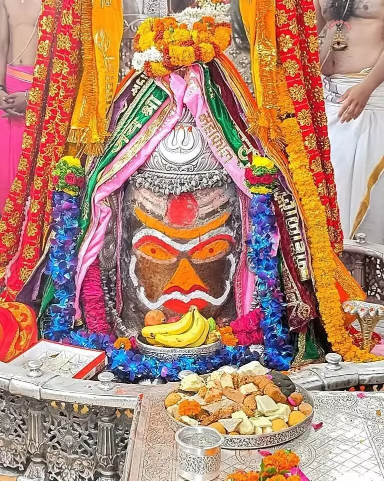 पहले पंचामृत स्नान फिर पूजन सामग्री से श्रृंगार, भस्म आरती में ऐसे सजे बाबा महाकाल