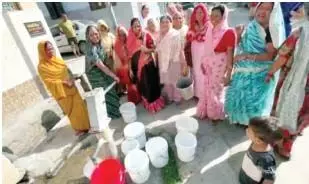 राजपूत कॉलोनी में पानी की किल्लत, फूटा लोगों का गुस्सा, किया प्रदर्शन