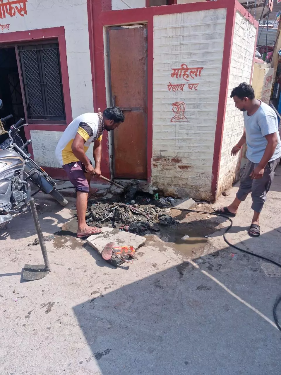 नगर परिषद के विशेष अभियान से नालियों एवं शौचालय की सफाई जारी नगर परिषद के विशेष अभियान से नालियों एवं शौचालय की सफाई जारी