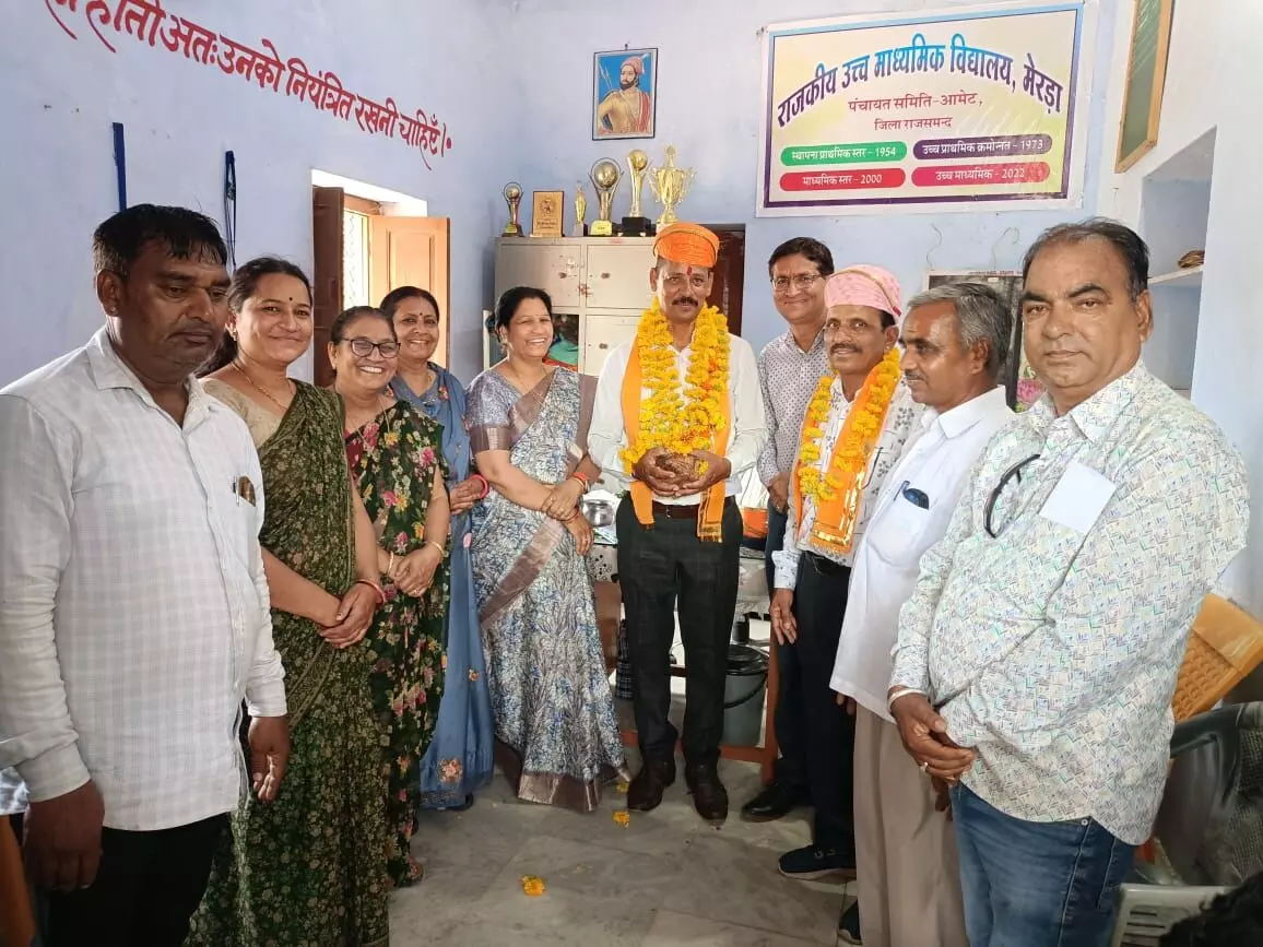 मेरडा स्कूल में मुंबई प्रवासियों ने बांधे पक्षियों के परिंडे मेरडा स्कूल में मुंबई प्रवासियों ने बांधे पक्षियों के परिंडे