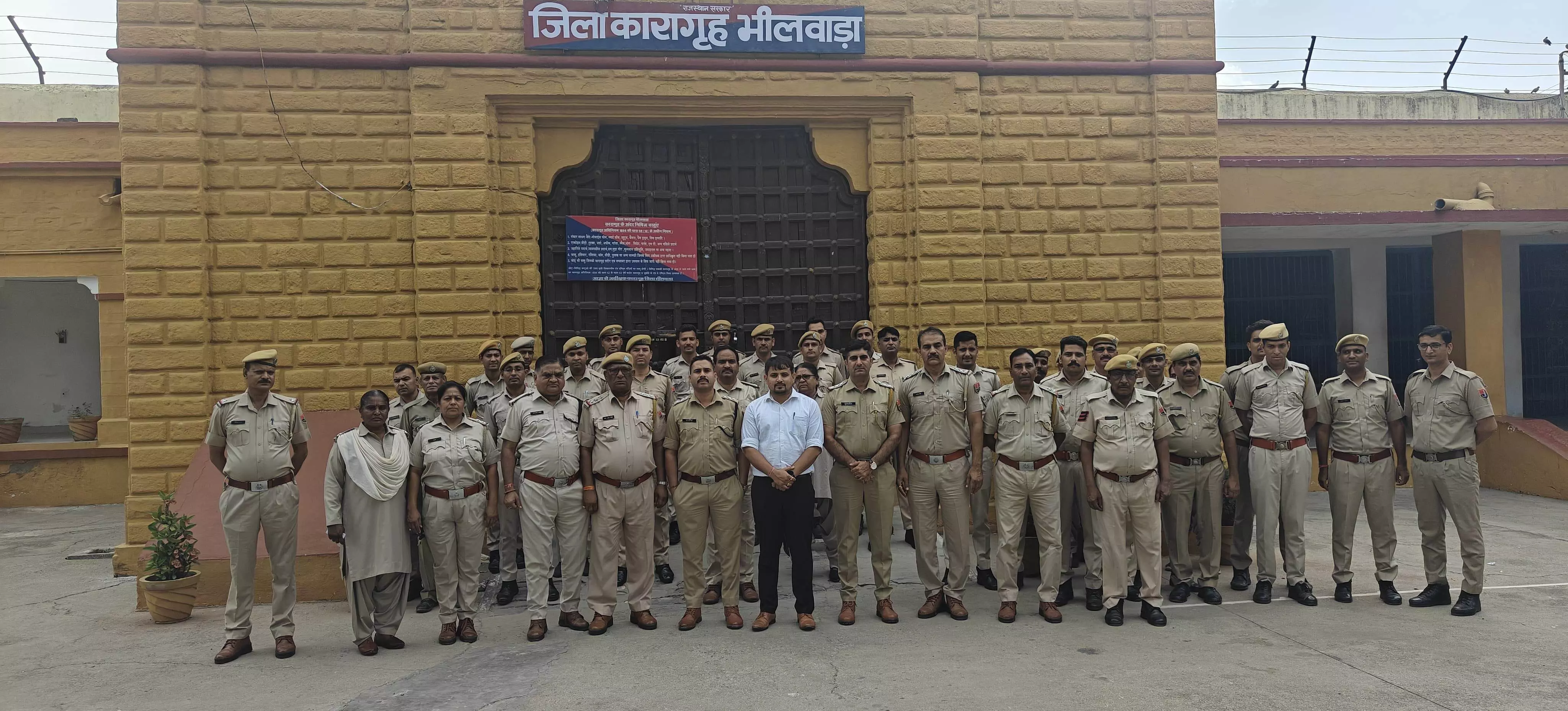 पुलिस प्रशासन के द्वारा जिला कारागृह की ली तलाशी पुलिस प्रशासन के द्वारा जिला कारागृह की ली तलाशी