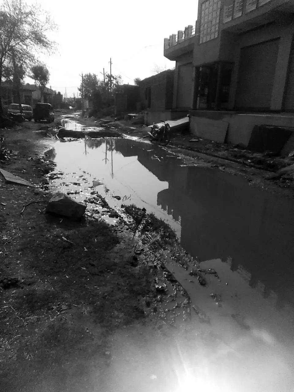 नालियों का पानी सड़क पर फैला नालियों का पानी सड़क पर फैला