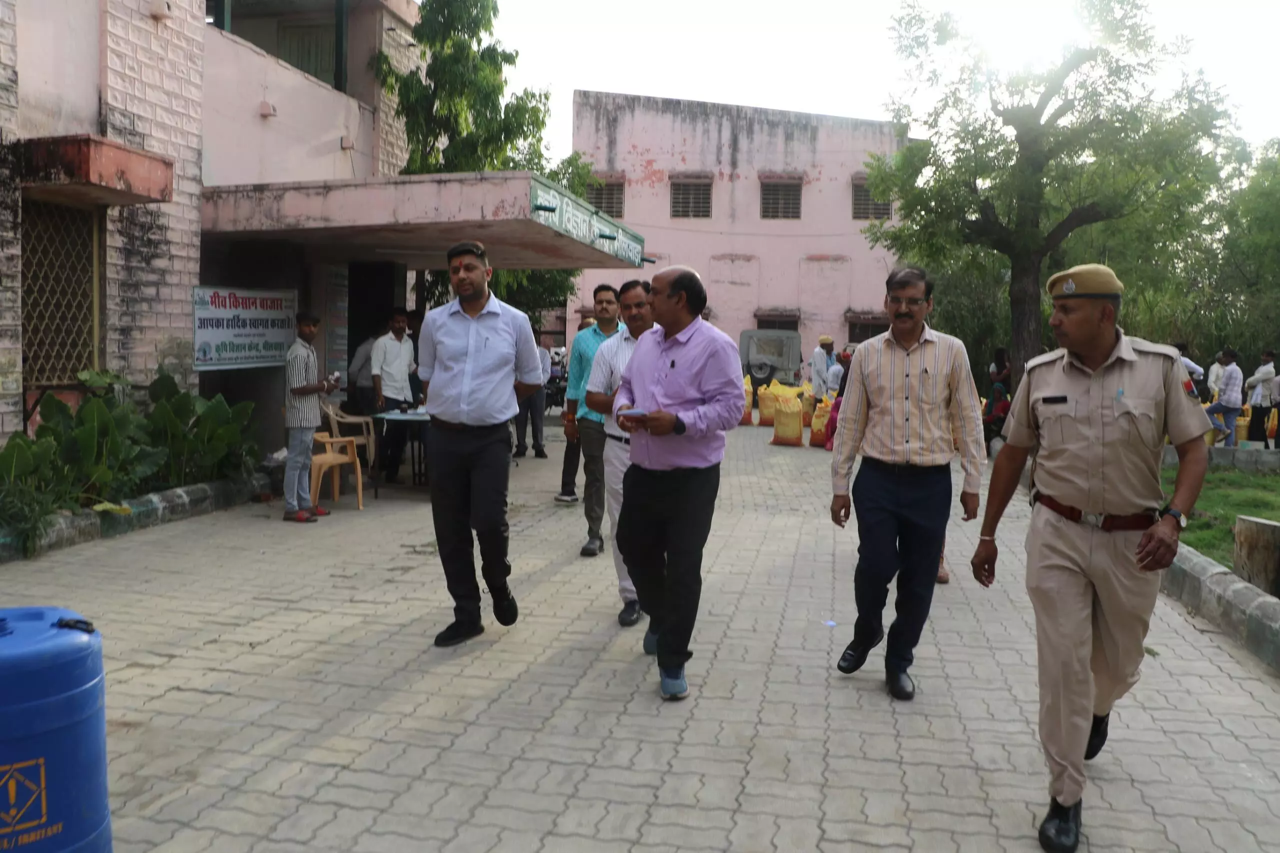 जिला कलेक्टर ने किया कृषि विज्ञान केन्द्र का अवलोकन जिला कलेक्टर ने किया कृषि विज्ञान केन्द्र का अवलोकन