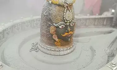 सजे बाबा महाकाल फिर रमाई भस्म