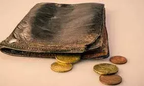 बर्बादी की राह पर आपको लेकर जाती है जेब में रखी ये 4 चीजें आज ही बाहर निकालकर  फेंके