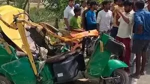 ट्रक की टक्कर से ऑटो पलटा, छह लोगों की मौत ट्रक की टक्कर से ऑटो पलटा, छह लोगों की मौत