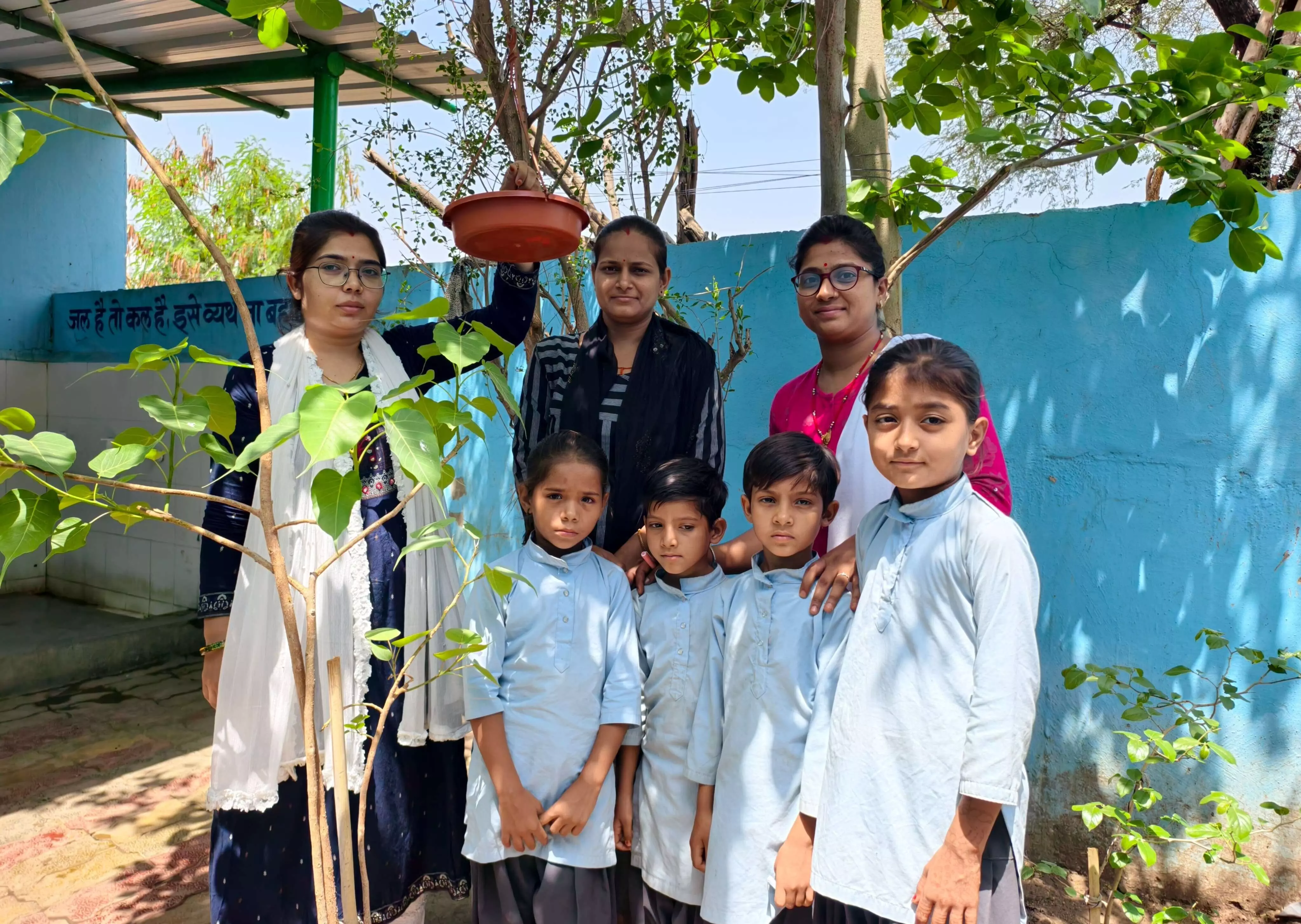 विद्यालय और देवालय में परिंदों के लिए दाना पानी का परिंडा लगाया विद्यालय और देवालय में परिंदों के लिए दाना पानी का परिंडा लगाया